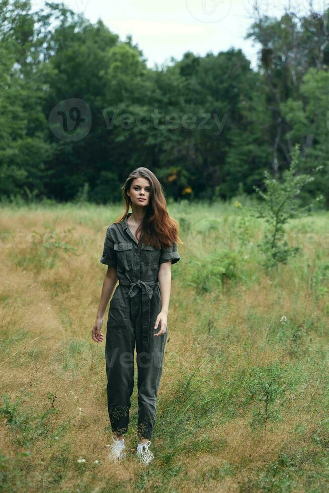 Frau im das Wald Grün Blätter draussen Aktivitäten foto