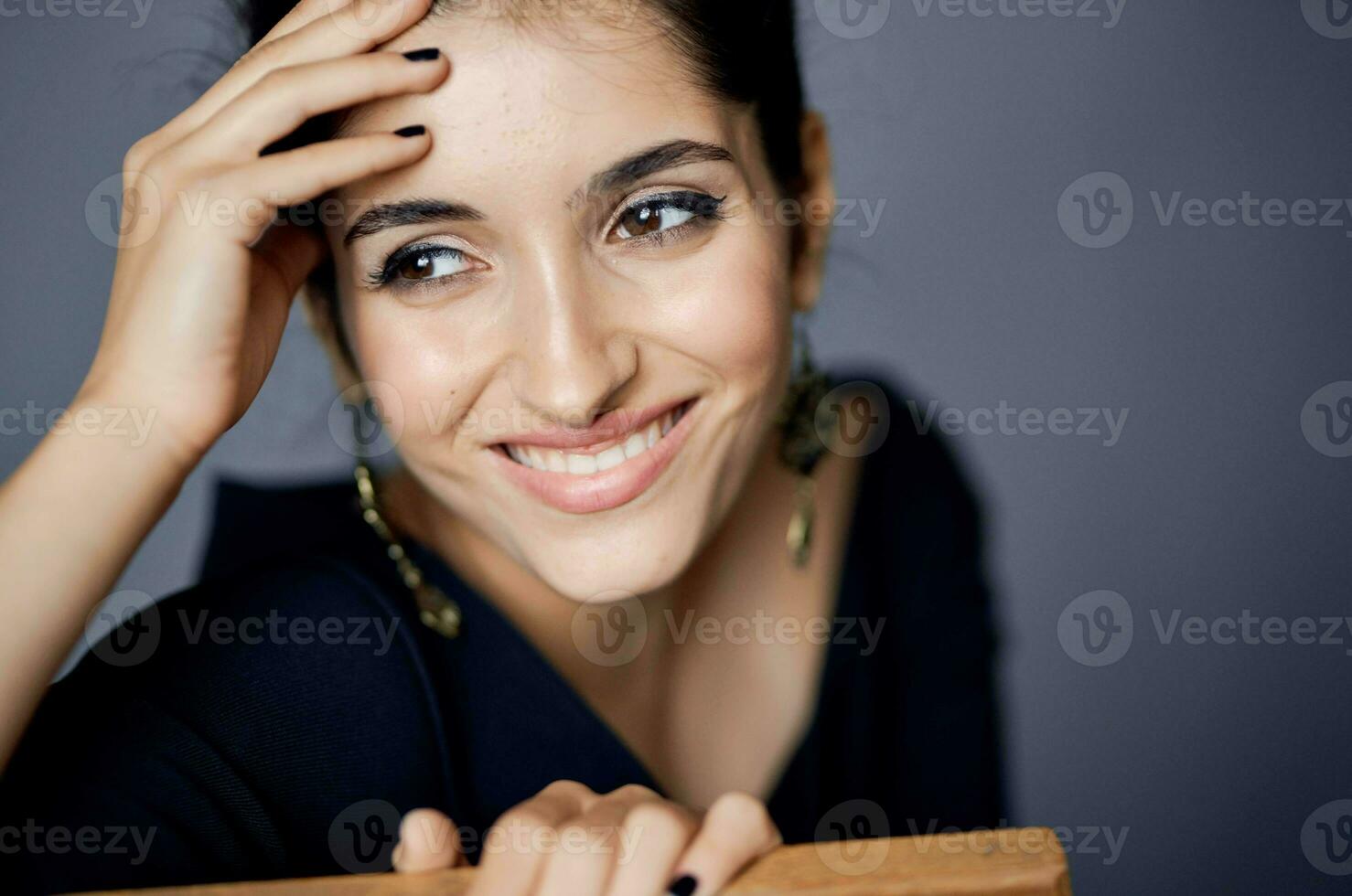 Brünette Ohrringe Schmuck posieren schwarz Kleid Lebensstil Studio foto