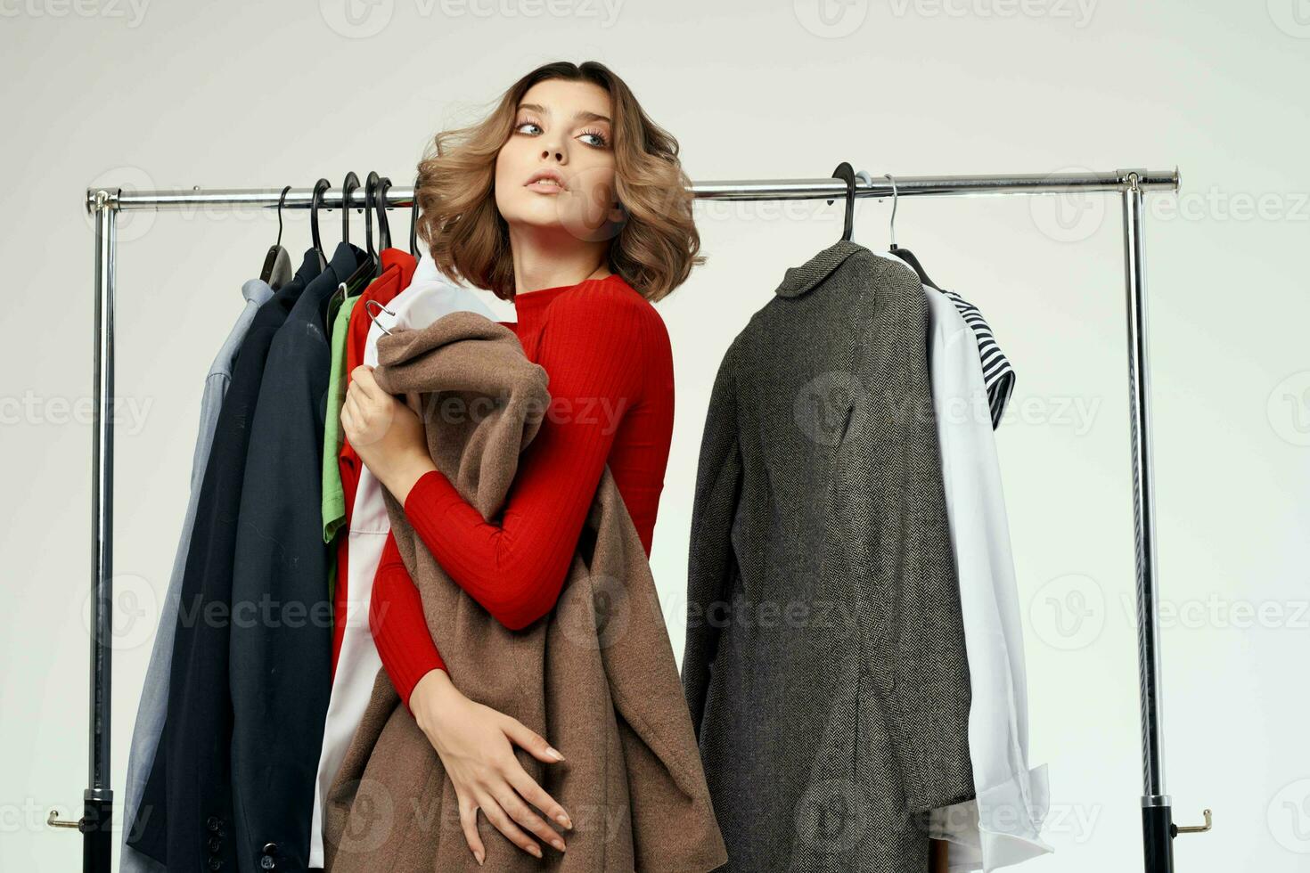 heiter Frau versuchen auf Kleider Geschäft Shopaholic isoliert Hintergrund foto