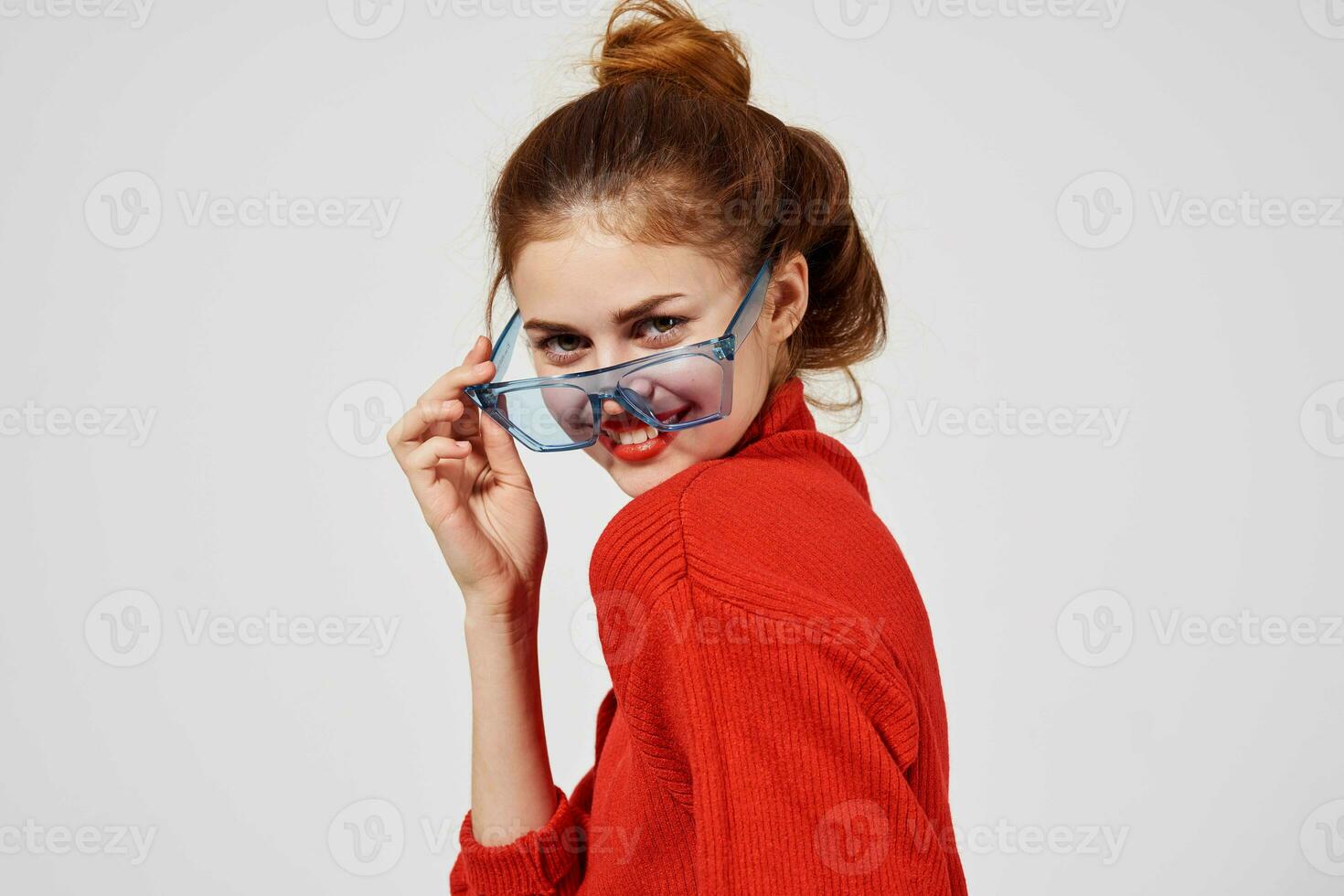 schön Frau im ein rot Sweatshirt Lebensstil Studio Spaß Modell- foto