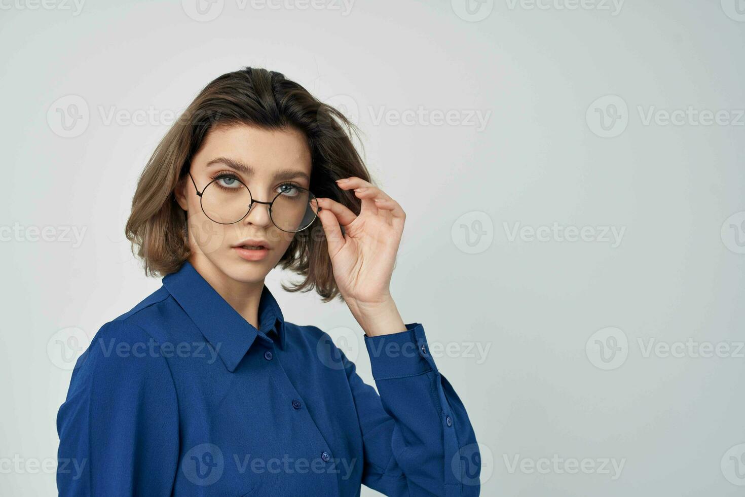 Frau im Blau Hemd Mode elegant Stil Licht Hintergrund foto