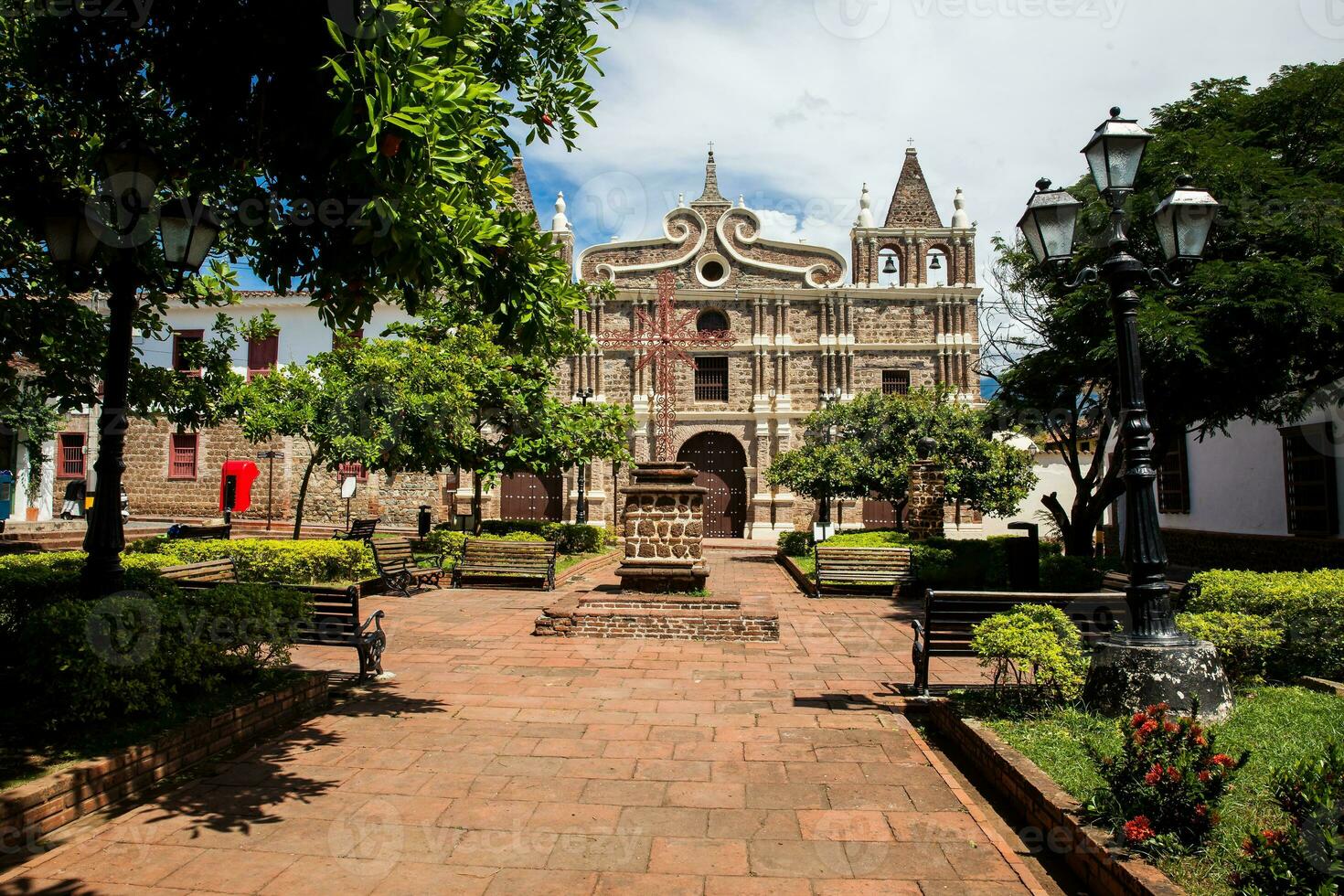 historisch Santa barbara Kirche gebaut im 1726 beim das schön kolonial Stadt, Dorf von Santa zB de antioquia im Kolumbien foto