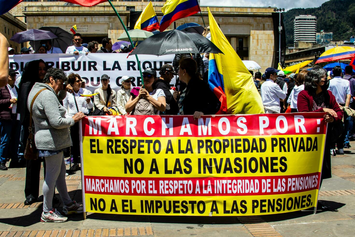 Bogotá, Kolumbien, 2022. friedlich Protest Märsche im Bogota Kolumbien gegen das Regierung von gustavo Petro. foto