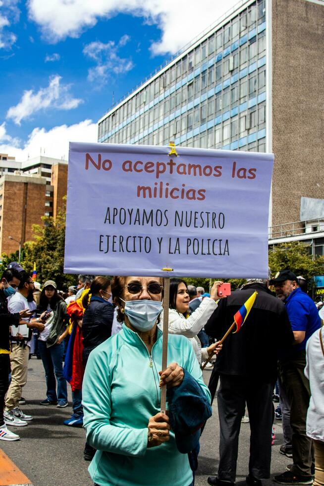 Bogotá, Kolumbien, 2022. friedlich Protest Märsche im Bogota Kolumbien gegen das Regierung von gustavo Petro. foto