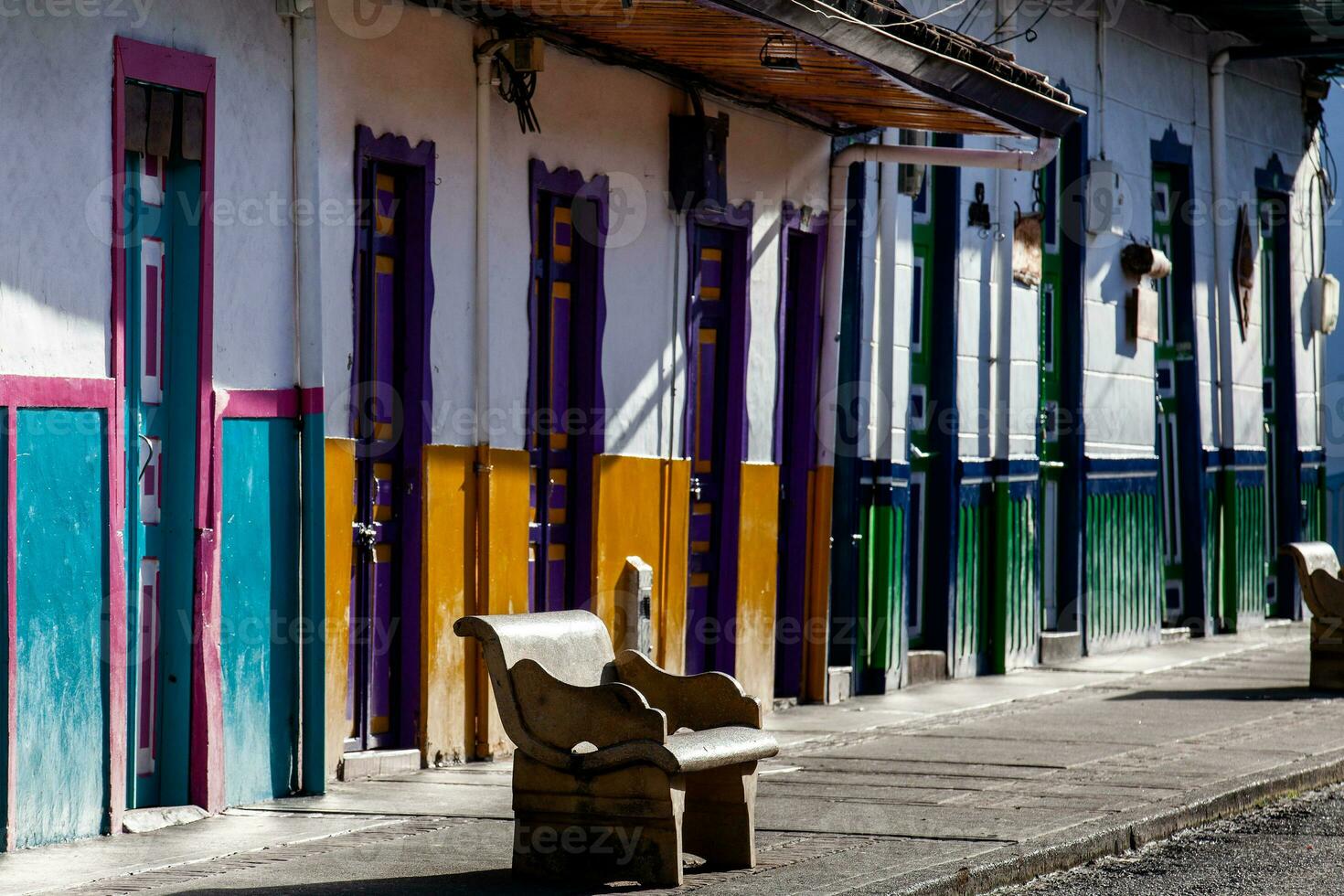 das schön calle echt und Fassaden von das Häuser von das klein Stadt, Dorf von Salento gelegen beim das Region von quindio im Kolumbien foto