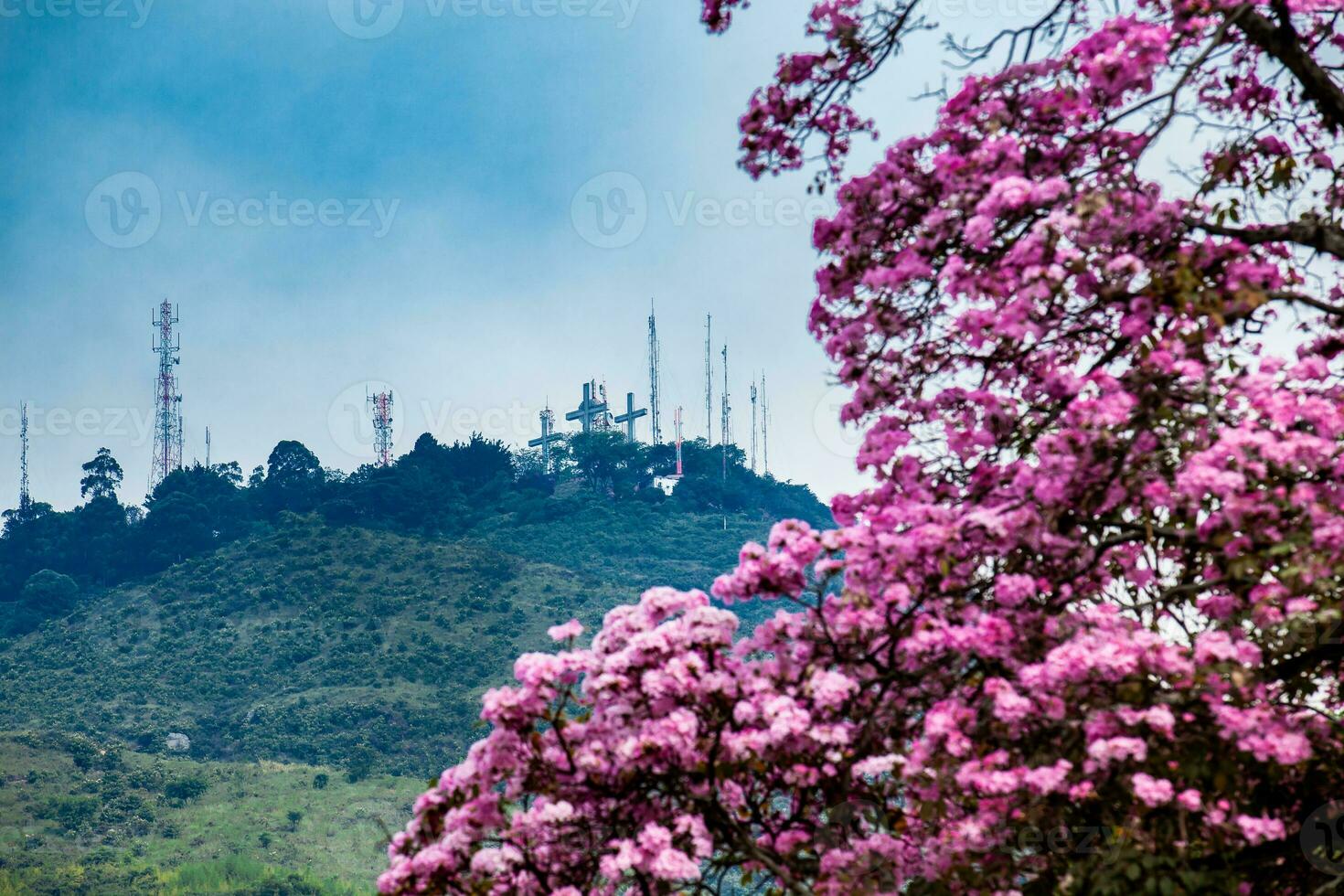 Aussicht von das ikonisch Hügel von das drei Kreuze beim das Stadt von cali im Kolumbien foto