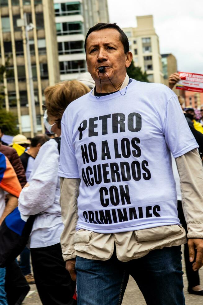 Bogotá, Kolumbien, 2022. friedlich Protest Märsche im Bogota Kolumbien gegen das Regierung von gustavo Petro. foto