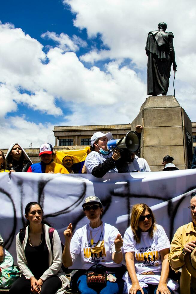 Bogotá, Kolumbien, 2022. friedlich Protest Märsche im Bogota Kolumbien gegen das Regierung von gustavo Petro. foto