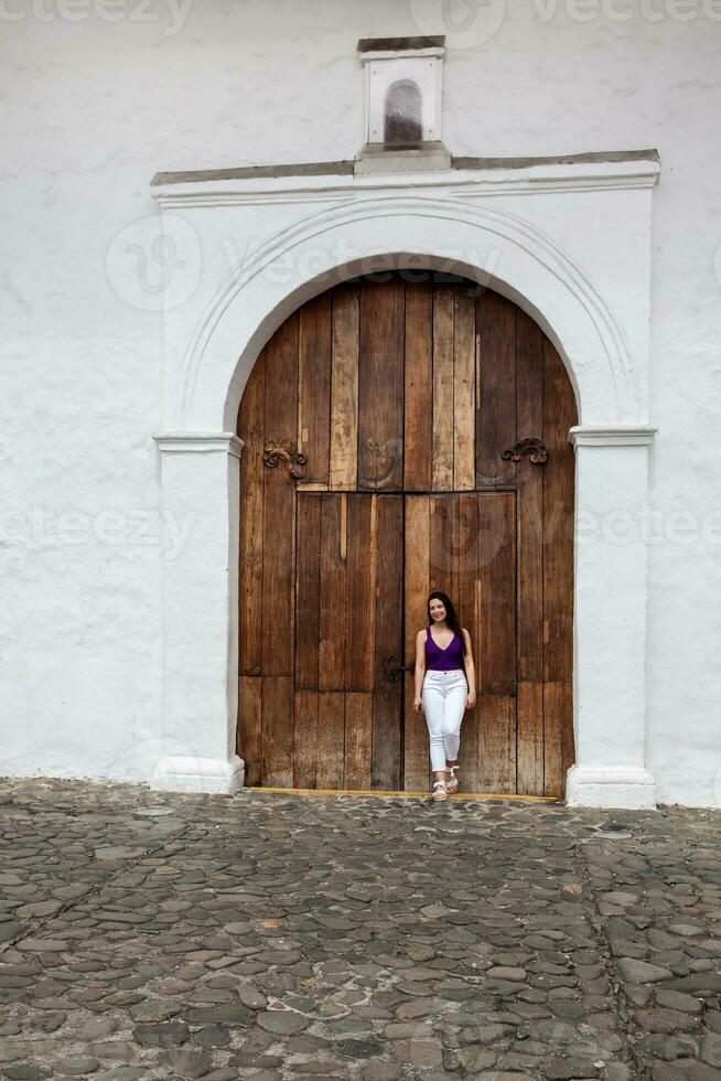 schön jung Frau beim das historisch la merced Kirche gelegen im das cali Stadt Innenstadt im Kolumbien foto