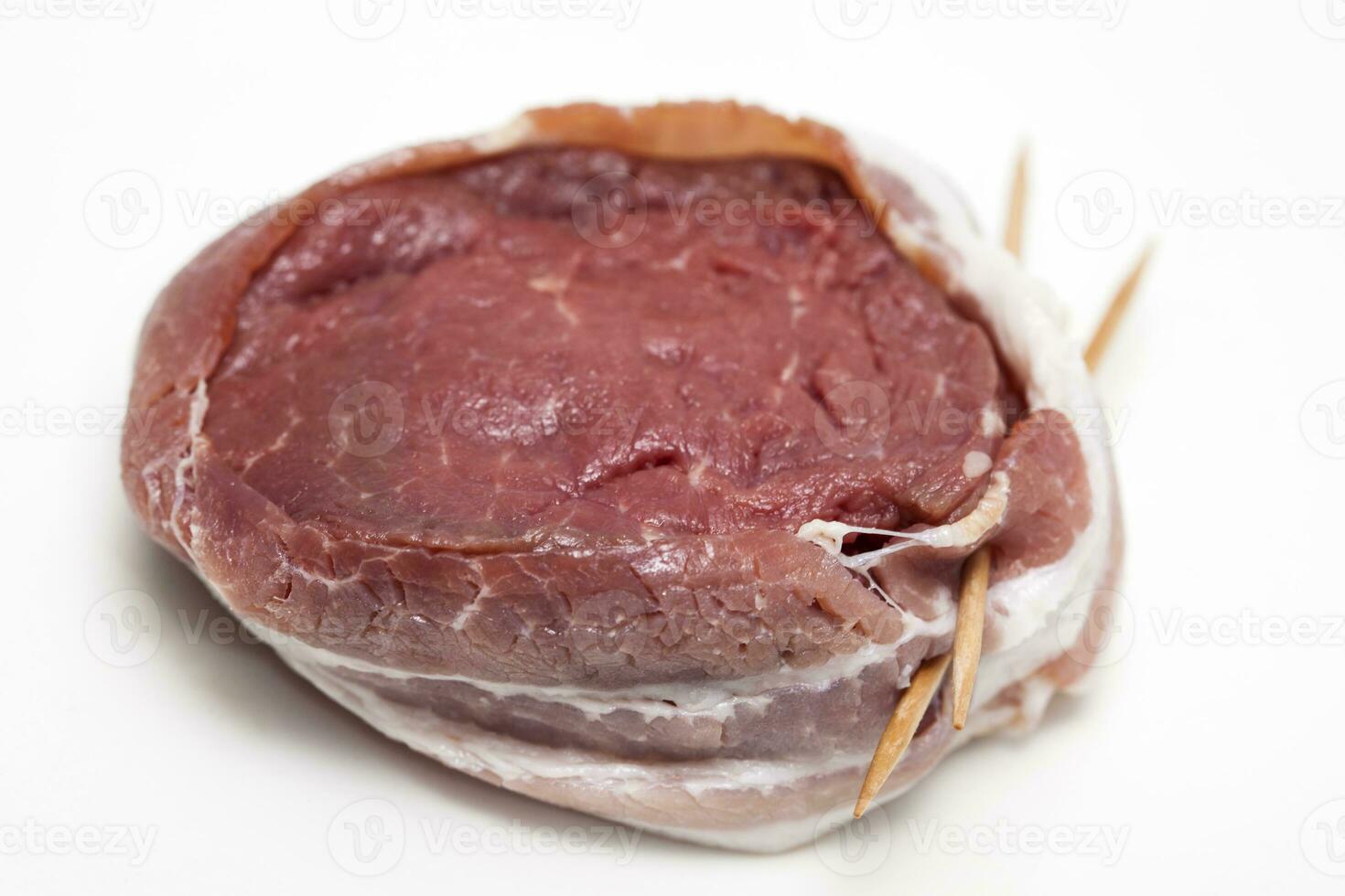 roh Rindfleisch Filet Medaillon eingewickelt im Schweinefleisch Speck. Filet Mignon Vorbereitung. foto