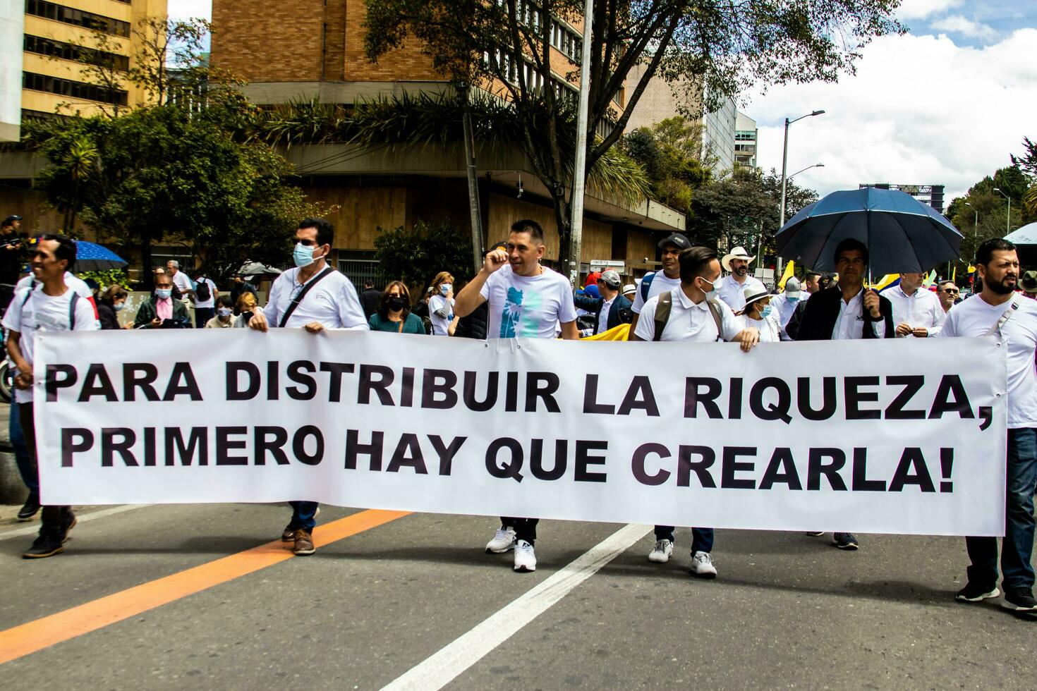 Bogotá, Kolumbien, 2022. friedlich Protest Märsche im Bogota Kolumbien gegen das Regierung von gustavo Petro. foto