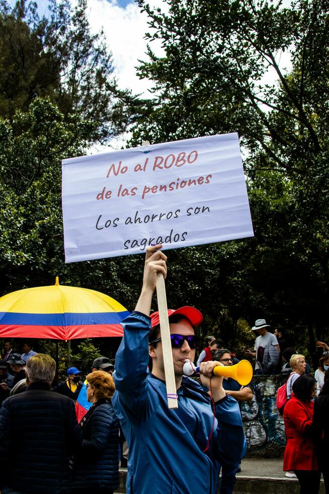 Bogotá, Kolumbien, 2022. friedlich Protest Märsche im Bogota Kolumbien gegen das Regierung von gustavo Petro. foto