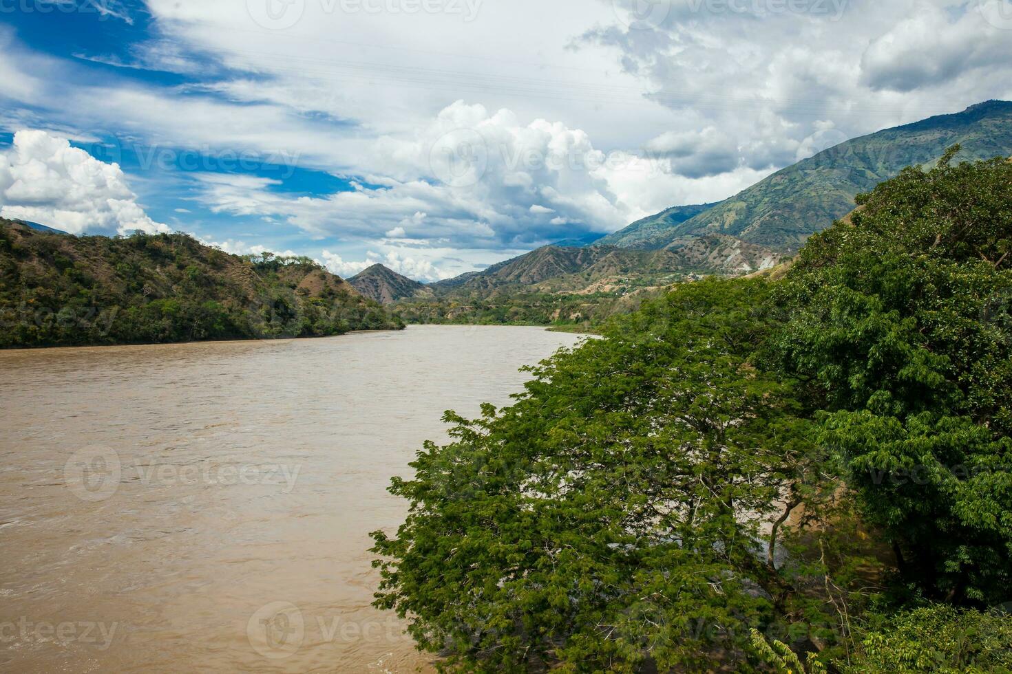 Aussicht von das cauca Fluss von das historisch Brücke von das Westen ein ein Suspension Brücke erklärt kolumbianisch National Monument gebaut im 1887 foto