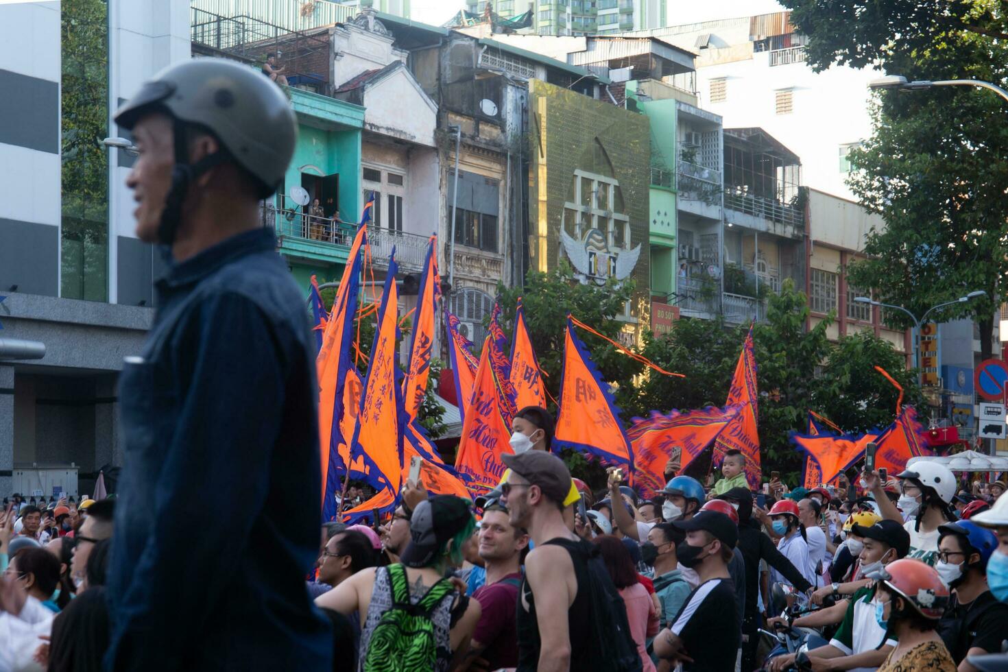 ho Chi minh Stadt, Vietnam - - 6 feb 2023 Mond- Neu Jahr Feier - - das Drachen tanzen, schön bunt festlich Figur. tet Urlaub Hintergrund. Chinesisch Mond- Neu Jahre Tag, Frühling Festival. foto