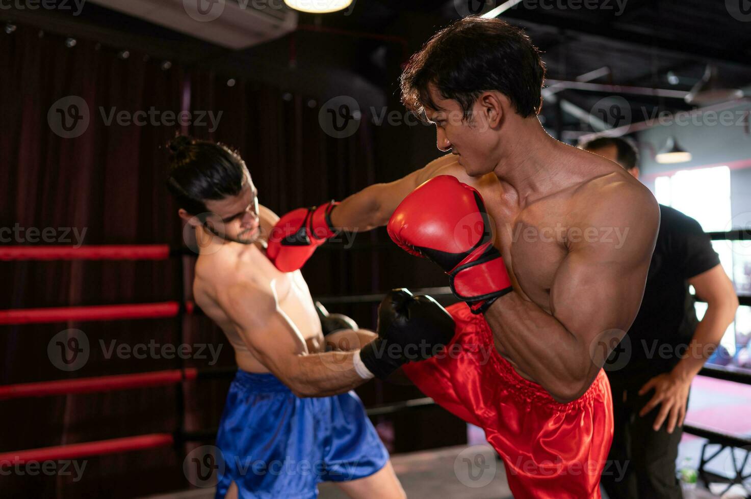 Stanzen ist einer von das Meister Techniken von muay thailändisch Das ist benutzt zu trete und Aufzug zu verhindern Tritte. welche Boxer sind populär benutzt wie Waffen, muay thailändisch, thailändisch kriegerisch Künste. foto