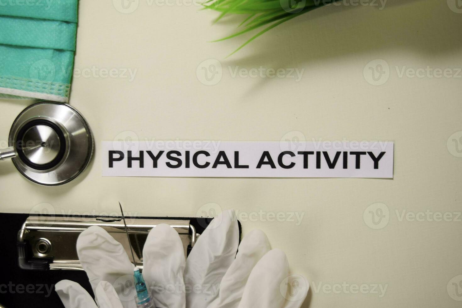 physisch Aktivität mit Inspiration und Gesundheitswesen medizinisch Konzept auf Schreibtisch Hintergrund foto
