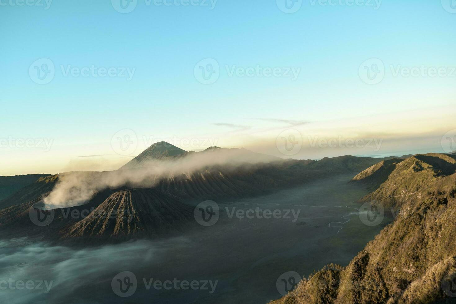 schön bunt Sonnenaufgang Über montieren Brom und wild Insel im montieren Brom National Park foto