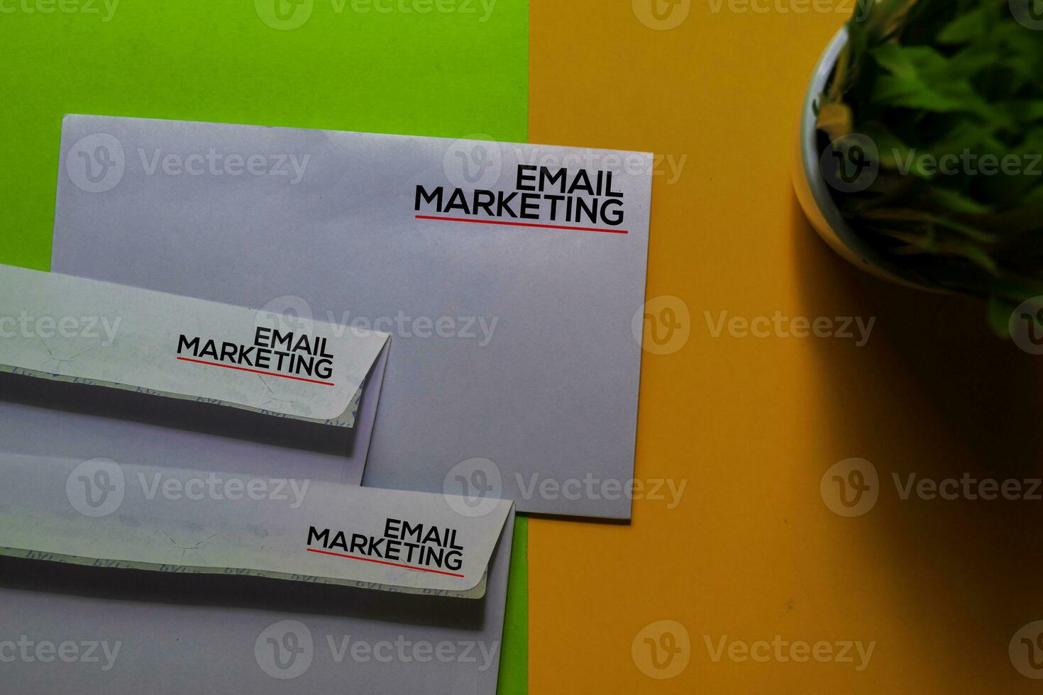 Email Marketing auf Post Karte isoliert auf Büro Schreibtisch Hintergrund foto