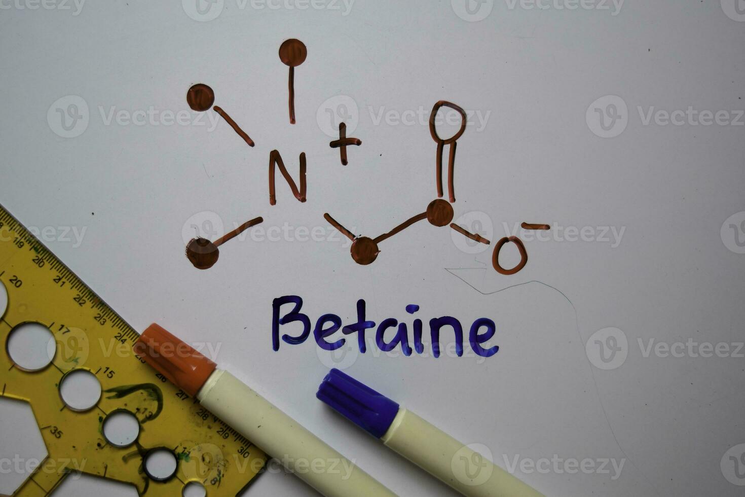 Betain Molekül schreiben auf das Weiß Tafel. strukturell chemisch Formel. Bildung Konzept foto