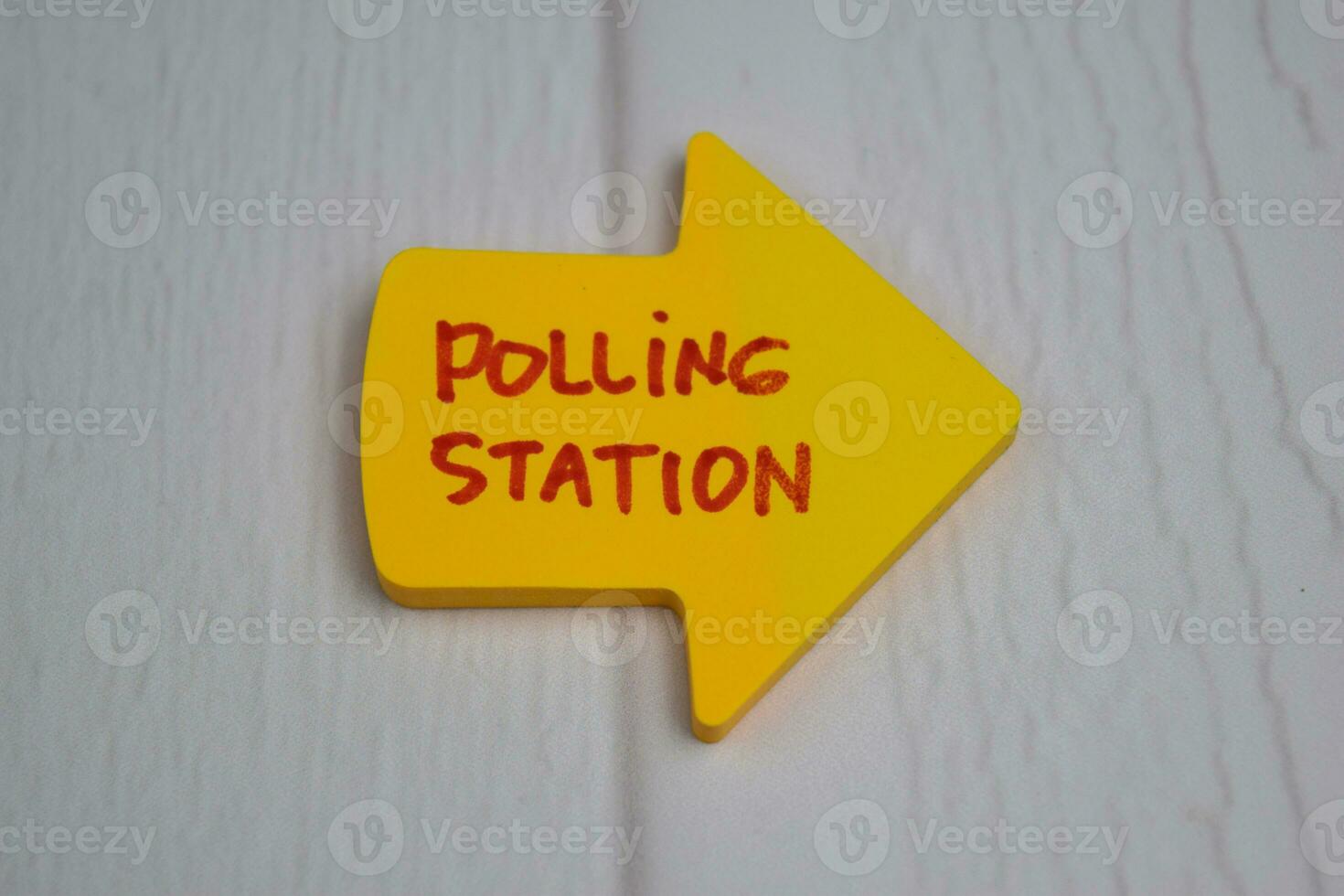 Polling Bahnhof schreiben auf klebrig Anmerkungen isoliert auf Büro Schreibtisch foto