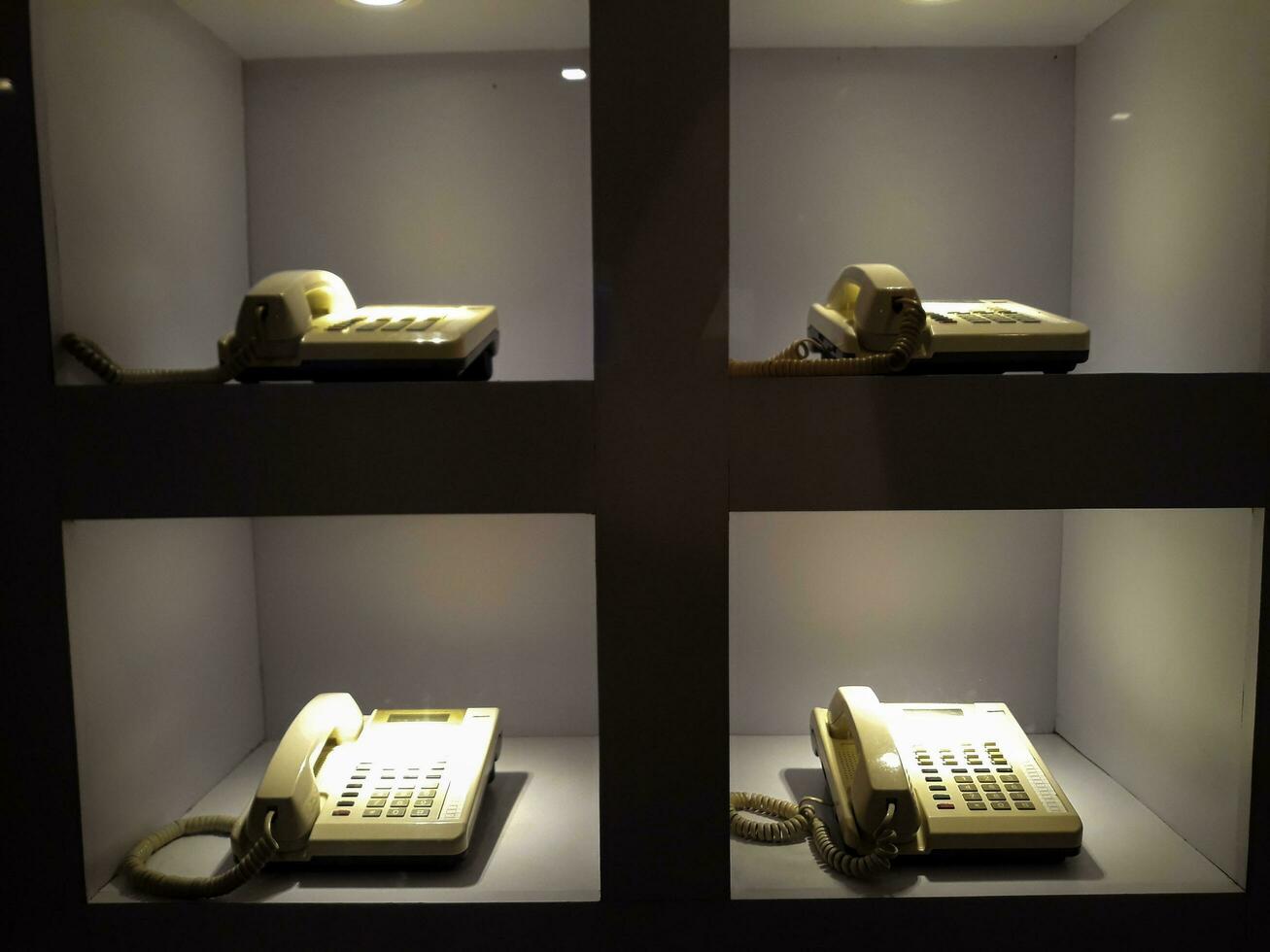 Jahrgang alt Telefon Antiquität mit konzeptionelle immer noch Leben im Museum Mandiri. Jakarta, Indonesien, April 8, 2019 foto