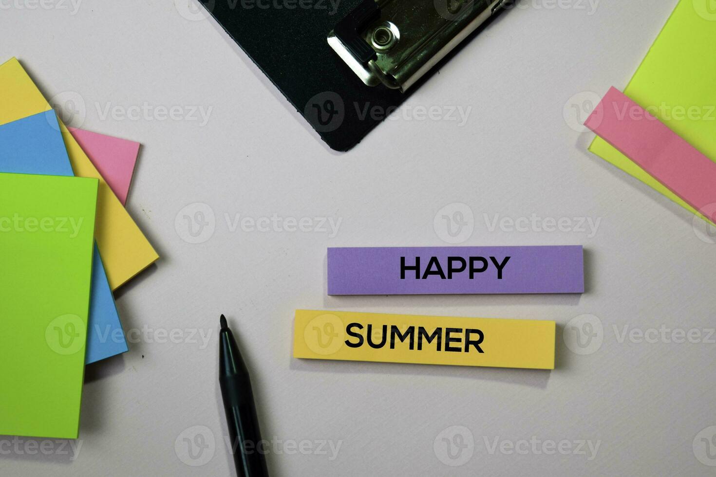 glücklich Sommer- Text auf klebrig Anmerkungen mit Büro Schreibtisch Konzept foto