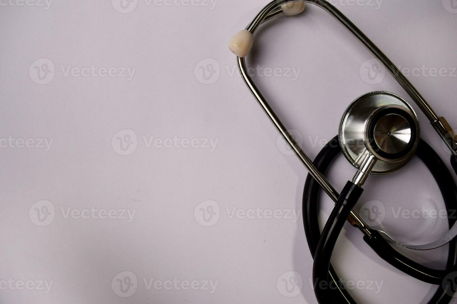 Stethoskop isoliert auf Weiß Hintergrund. Gesundheitswesen medizinisch Konzept foto