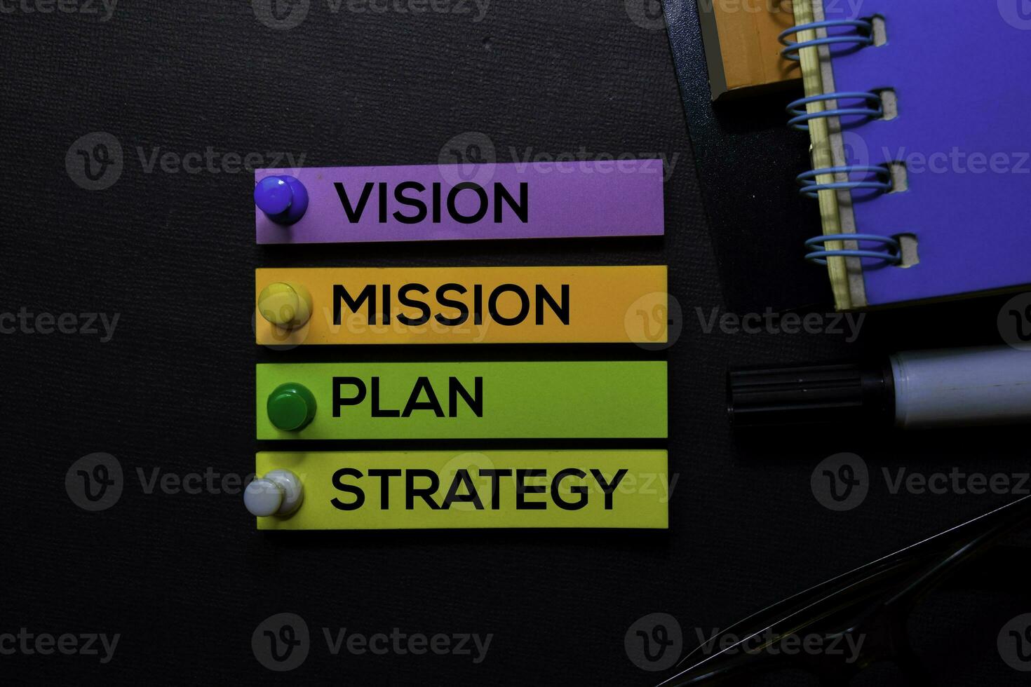 Vision, Mission, planen, Strategie Text auf klebrig Anmerkungen isoliert auf schwarz Schreibtisch. Mechanismus Strategie Konzept foto