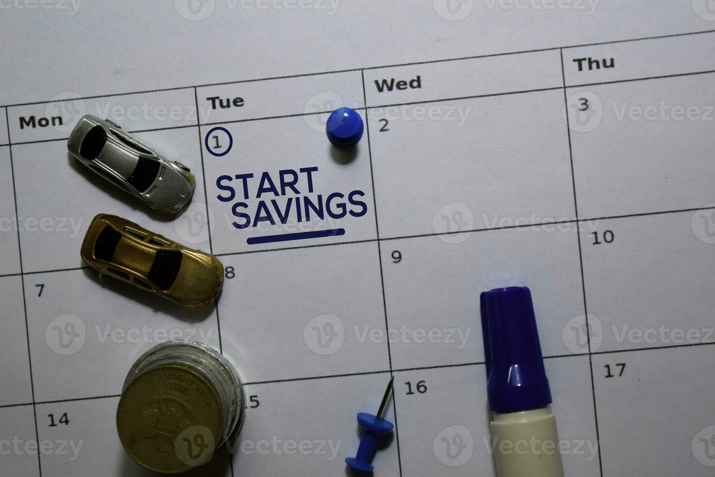 Start Ersparnisse Text auf Weiß Kalender Hintergrund. Erinnerung oder Zeitplan Konzept foto