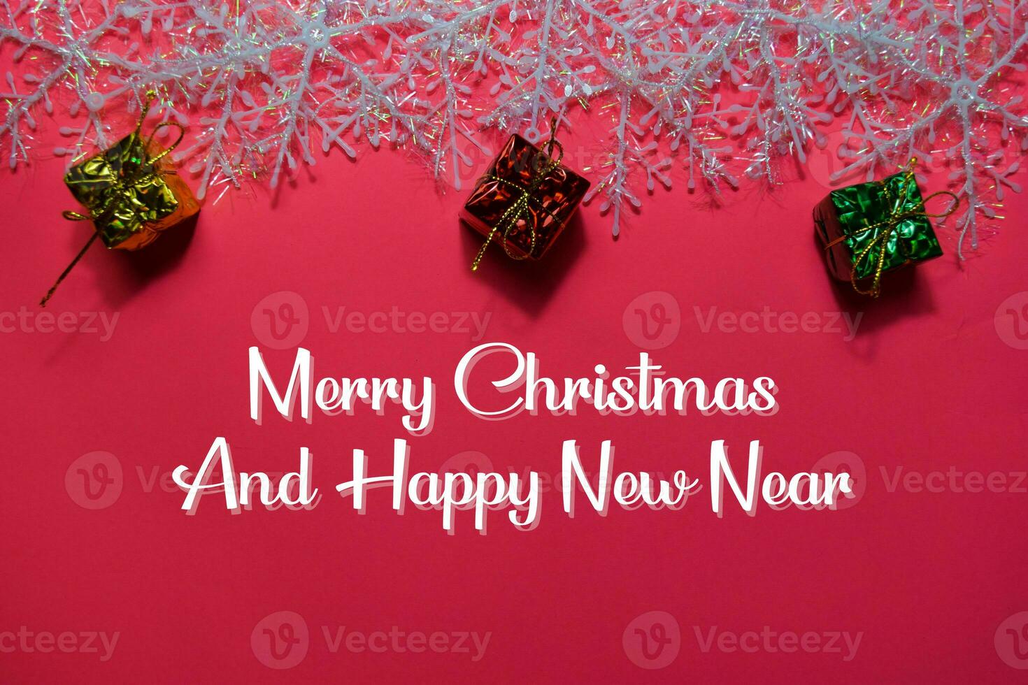 fröhlich Weihnachten und glücklich Neu Jahr Text isoliert auf Rosa Hintergrund. Rahmen von Weihnachten Dekoration. foto