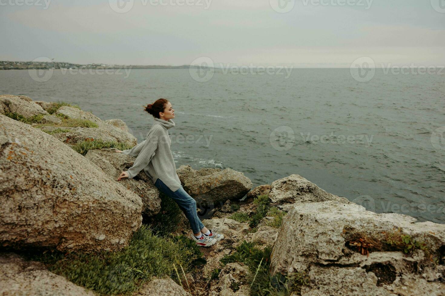 schön Frau Natur Felsen Küste Landschaft Ozean Lebensstil foto