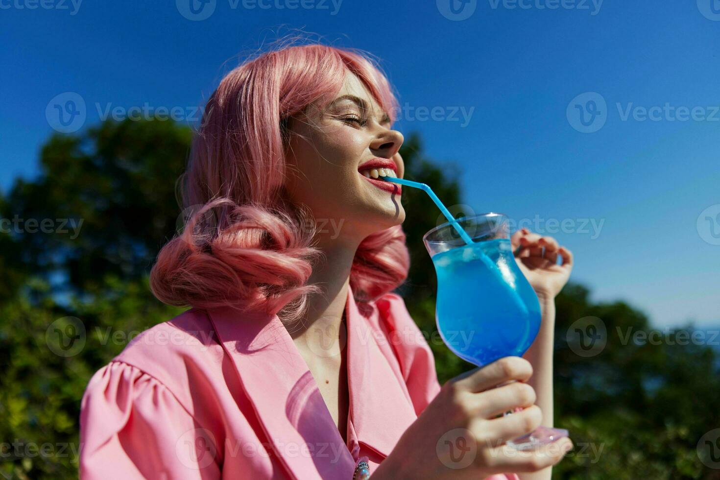 glamourös Frau mit Rosa Haar Sommer- Cocktail erfrischend trinken Entspannung Konzept foto