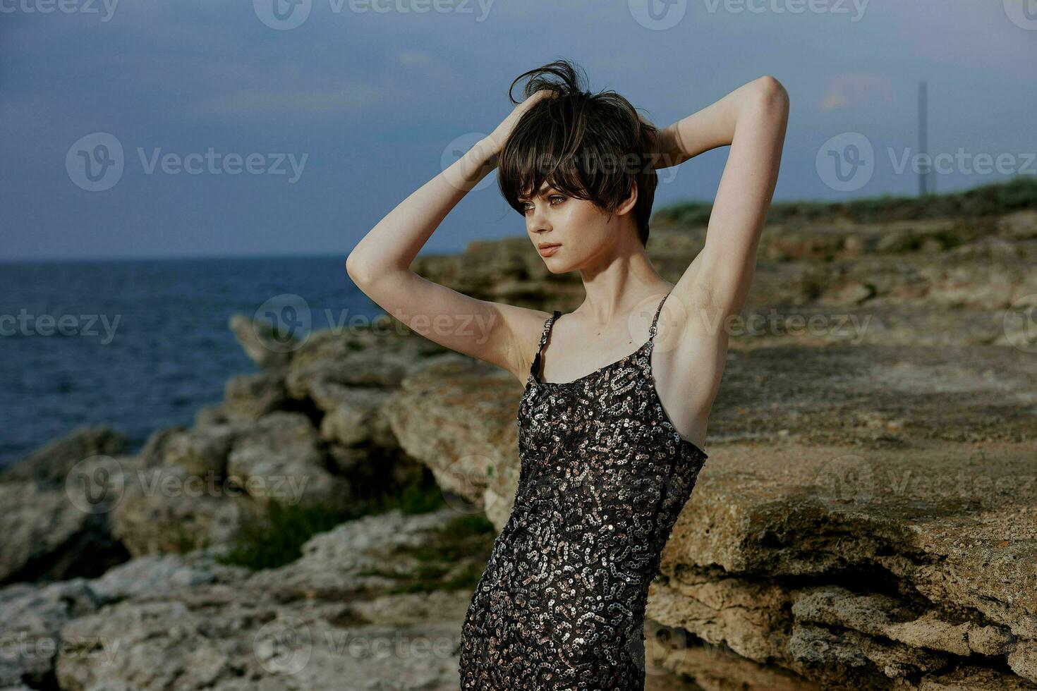 ziemlich Frau im Kleid Landschaft Luxus Natur Meer unverändert foto