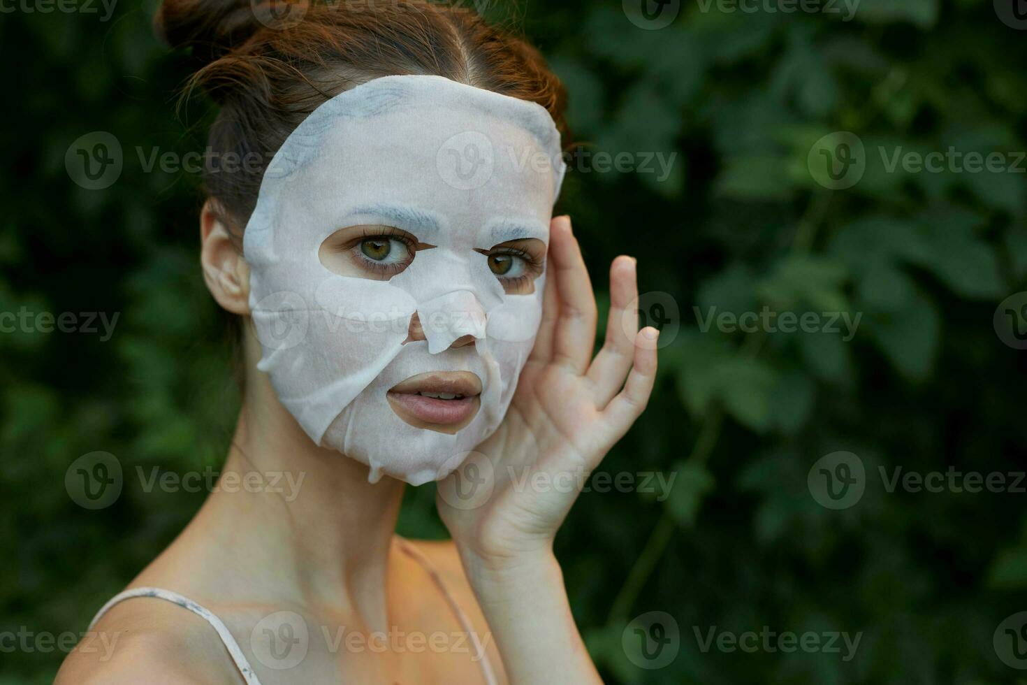 schön Frau Weiß Maske Hand in der Nähe von Gesicht Kopieren Raum Kosmetologie Gebüsch im das Hintergrund foto