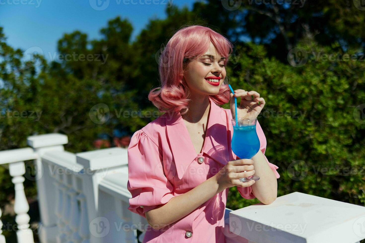 jung weiblich Glück Ferien sonnig Sommer- Cocktail glücklich weiblich entspannend foto