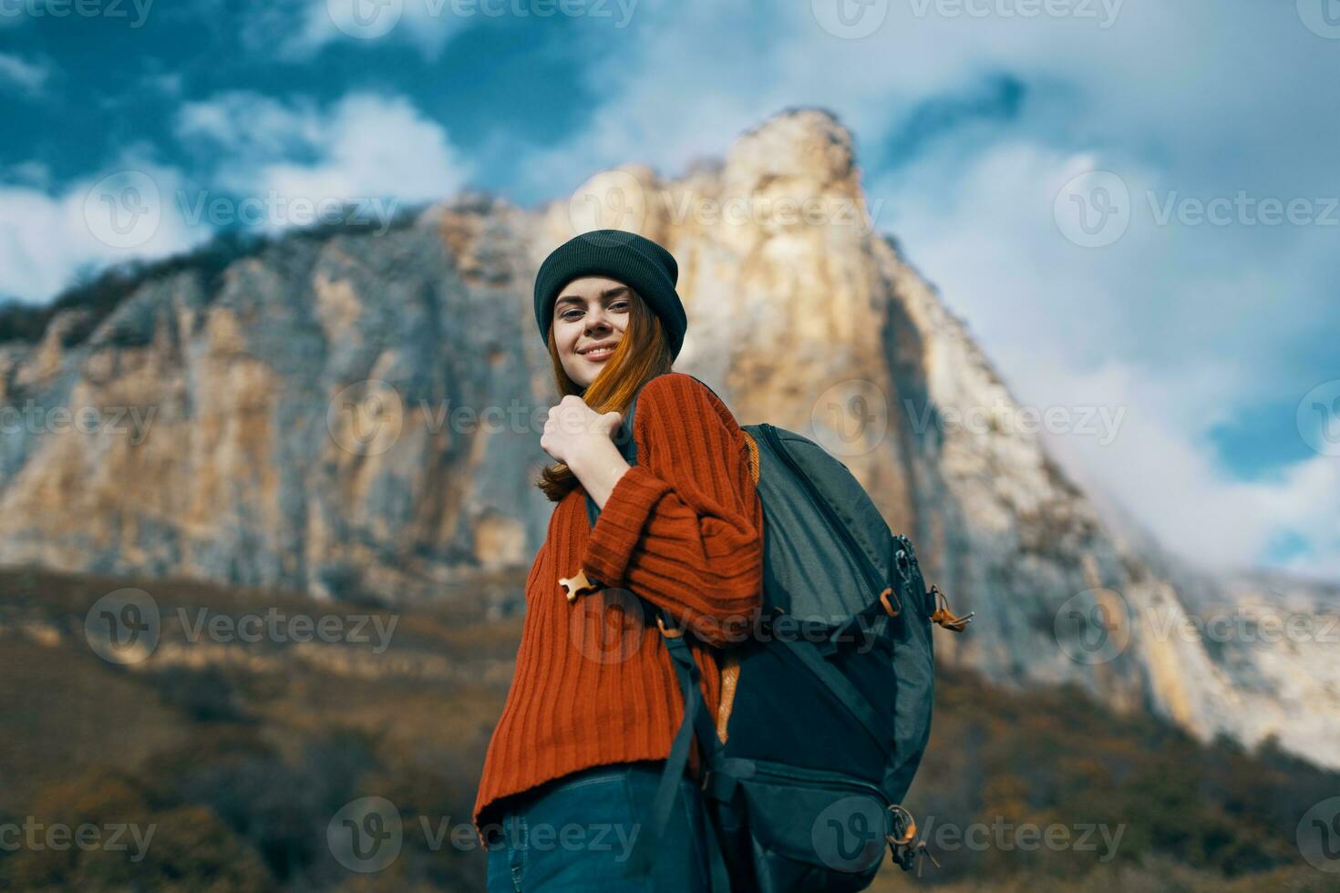 Frau Wanderer Natur Spaß Berge Landschaft Lebensstil foto