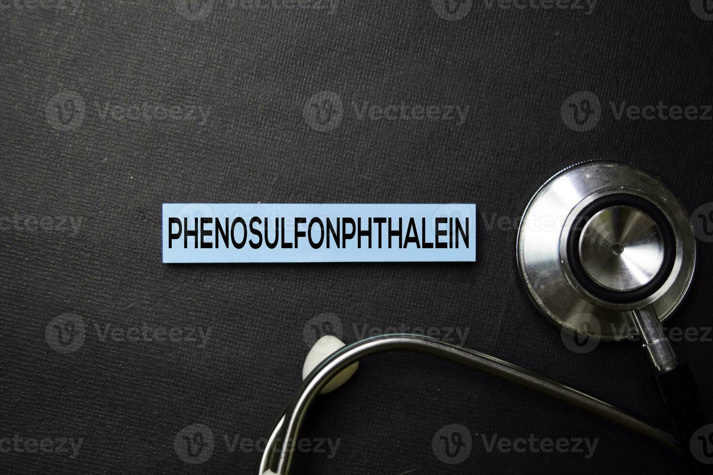 Phenosulfonphthalein Text auf klebrig Anmerkungen. oben Aussicht isoliert auf schwarz Hintergrund. Gesundheitswesen medizinisch Konzept foto