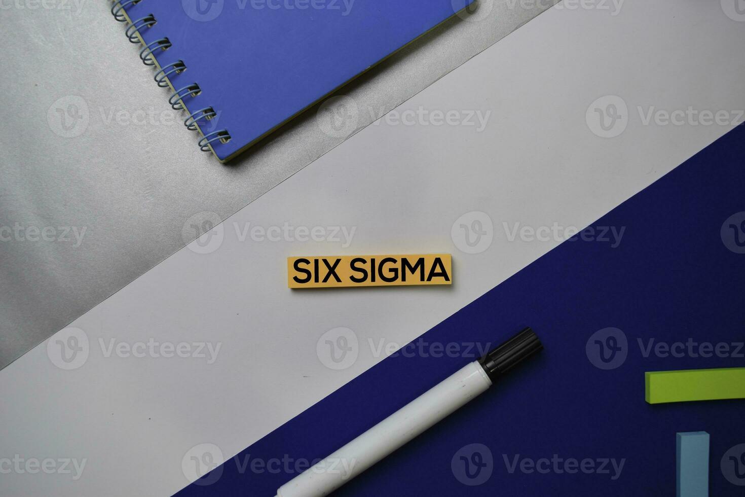 sechs Sigma Text auf klebrig Anmerkungen mit Farbe Büro Schreibtisch Konzept foto