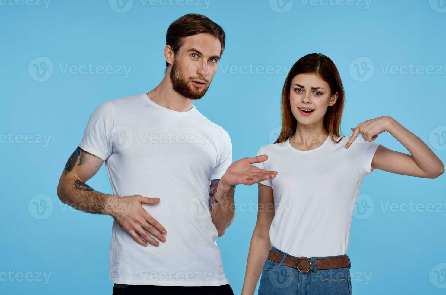 jung Paar Weiß T-Shirts Spaß Tätowierungen zum Männer foto