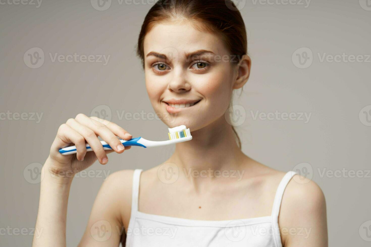 Frau im Weiß T-Shirt reinigt Zähne Hygiene Lebensstil foto