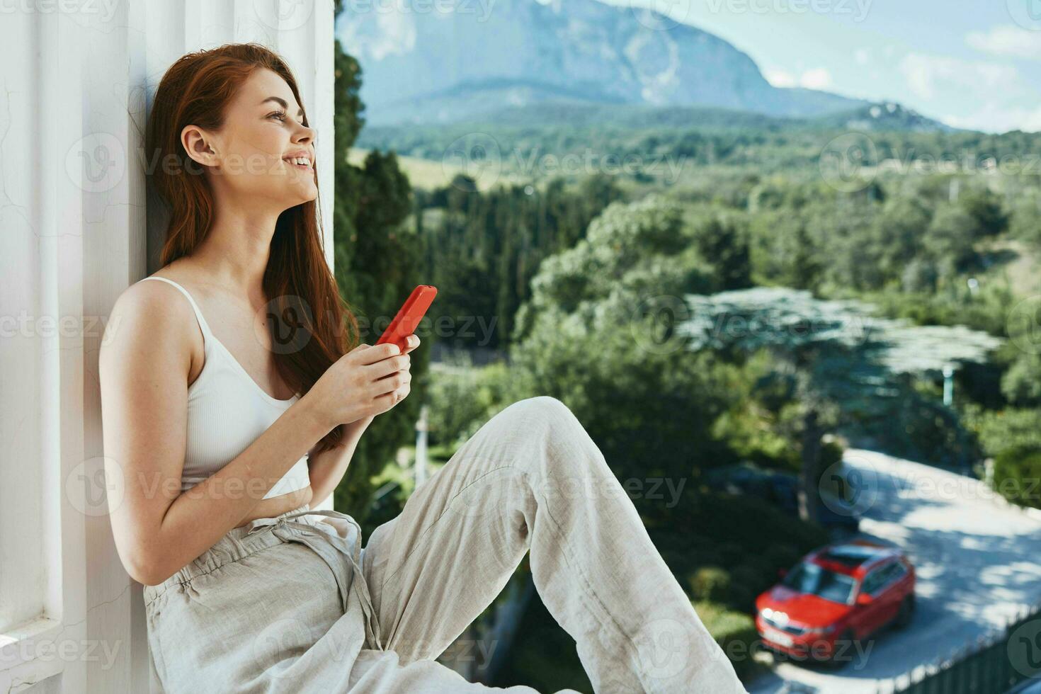 ziemlich Frau mit lange Haar auf ein öffnen Balkon Grün Natur Sommer- Tag Berg Aussicht foto