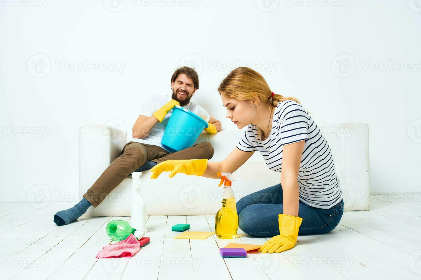 Mann und Frau Waschen liefert Reinigung Hausarbeit foto
