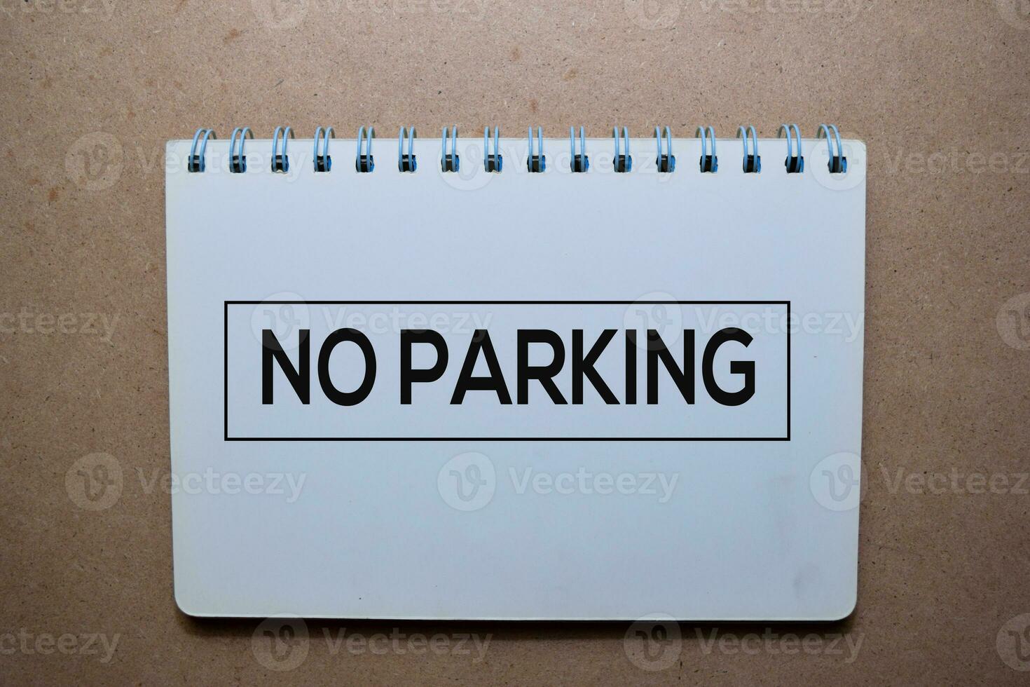 Nein Parkplatz schreiben auf ein Buch. isoliert auf hölzern Tabelle foto
