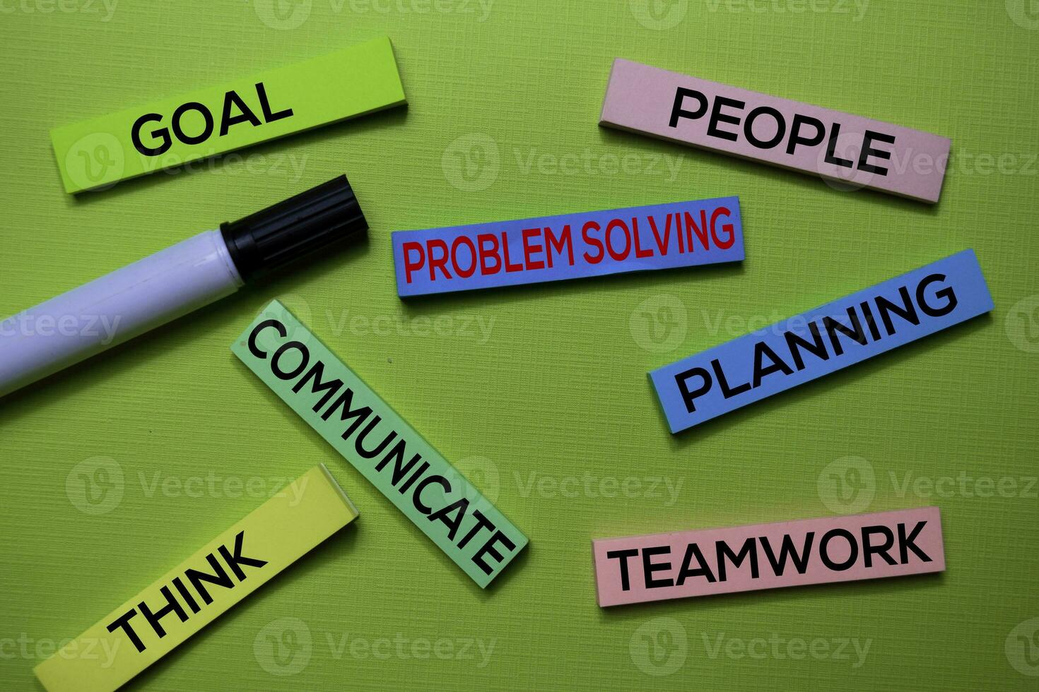 Problem lösen, Ziel, Menschen, kommunizieren, Planung, denken, Zusammenarbeit Text auf klebrig Anmerkungen isoliert auf Grün Schreibtisch. Mechanismus Strategie Konzept foto