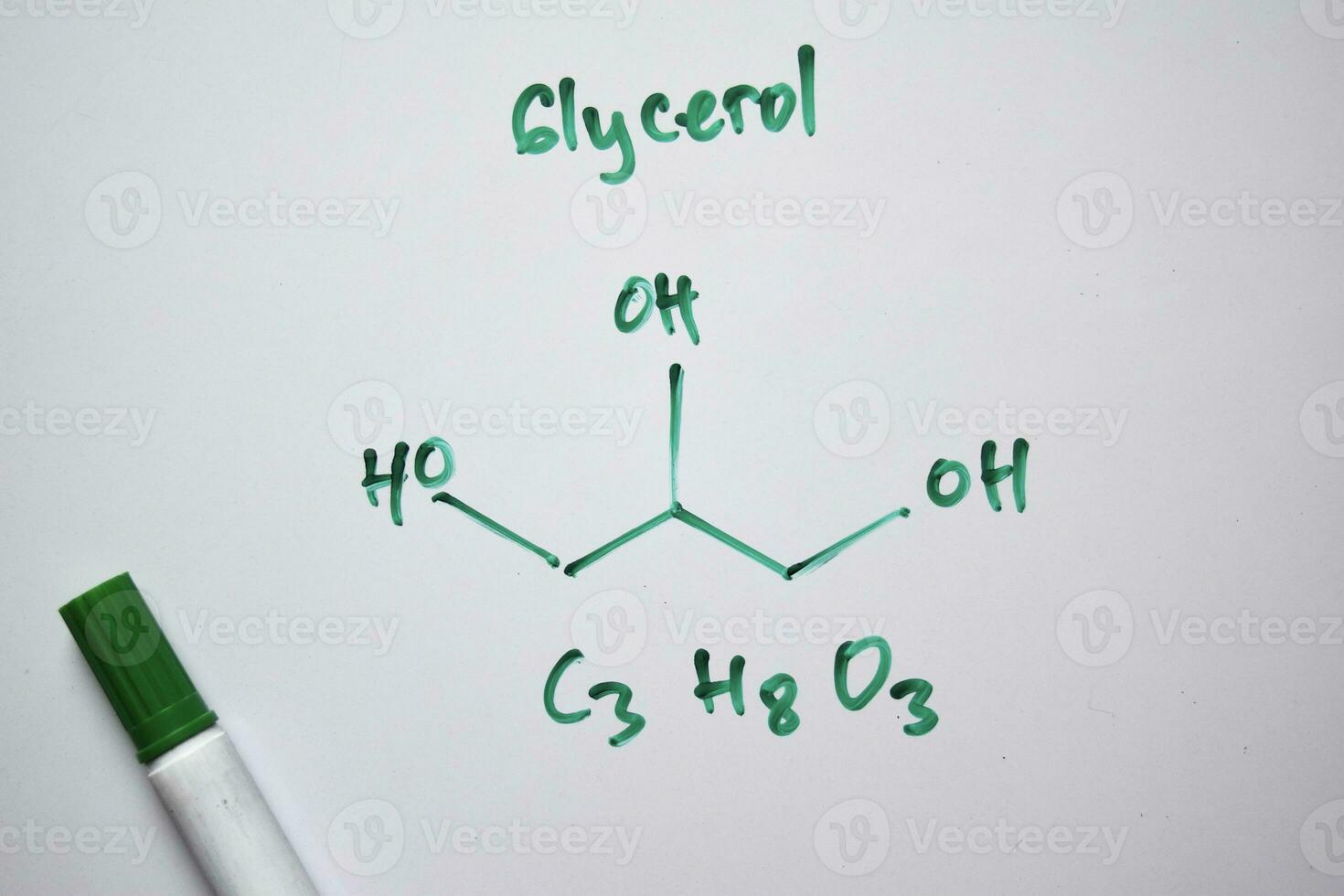 Glycerin Molekül geschrieben auf das Weiß Tafel. strukturell chemisch Formel. Bildung Konzept foto