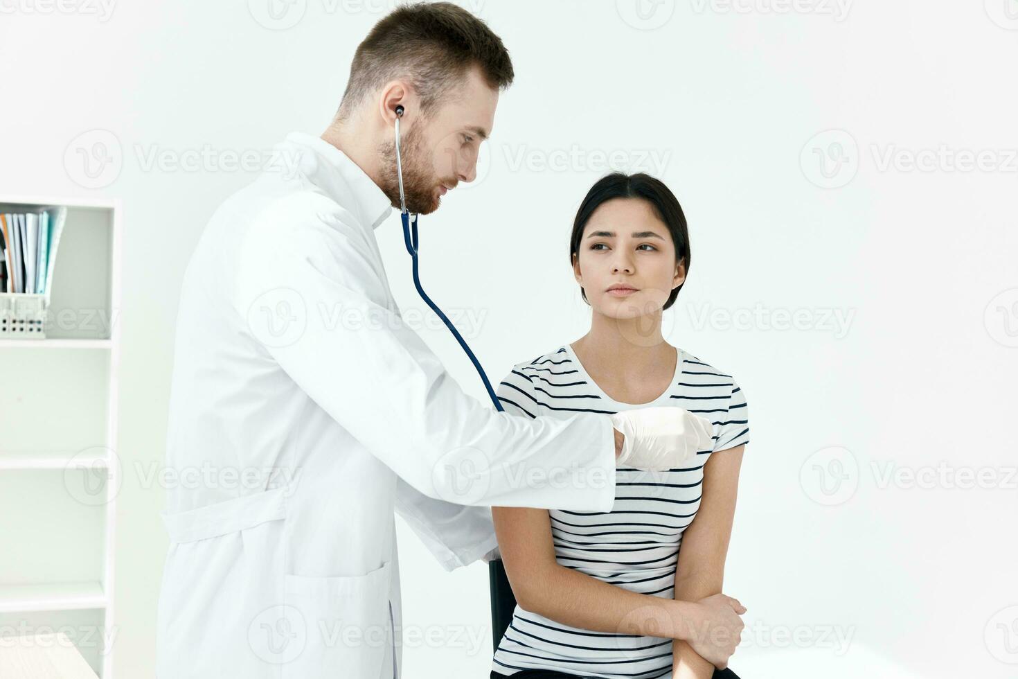 männlich Arzt untersucht geduldig im Krankenhaus Gesundheit foto