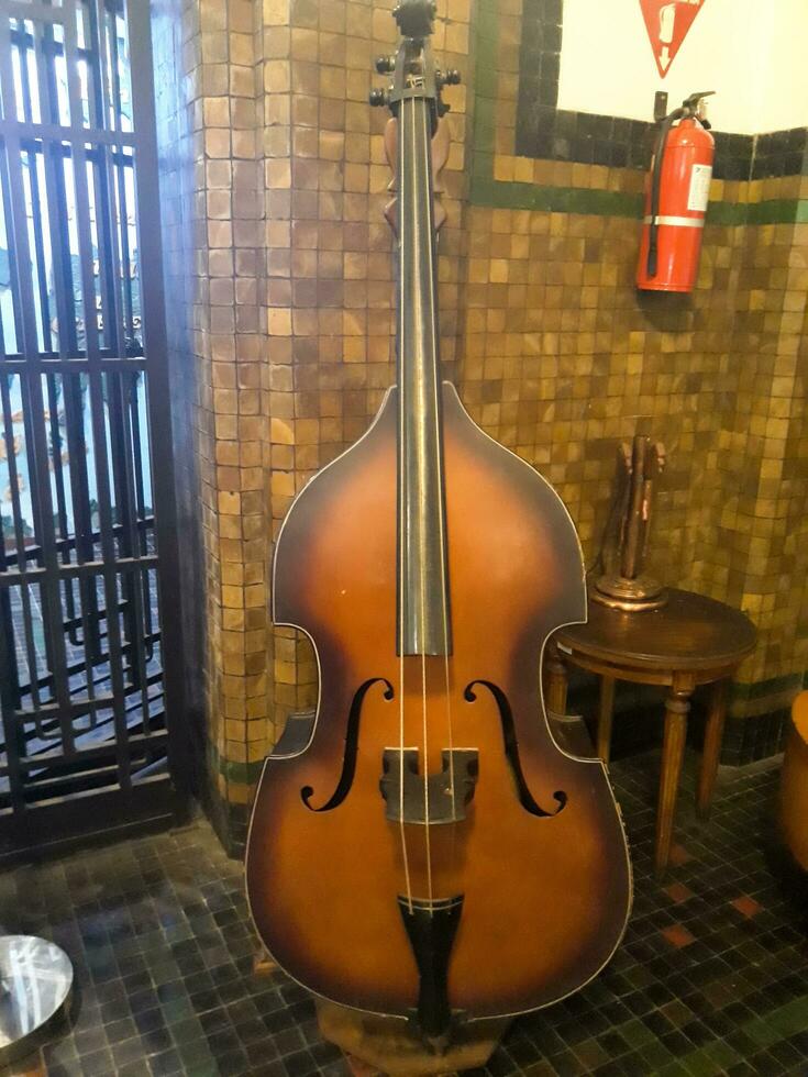 Musical Instrument Cello im Jahrgang Hintergrund. immer noch Leben im Museum Mandiri. Jakarta, Indonesien, April 8, 2019 foto