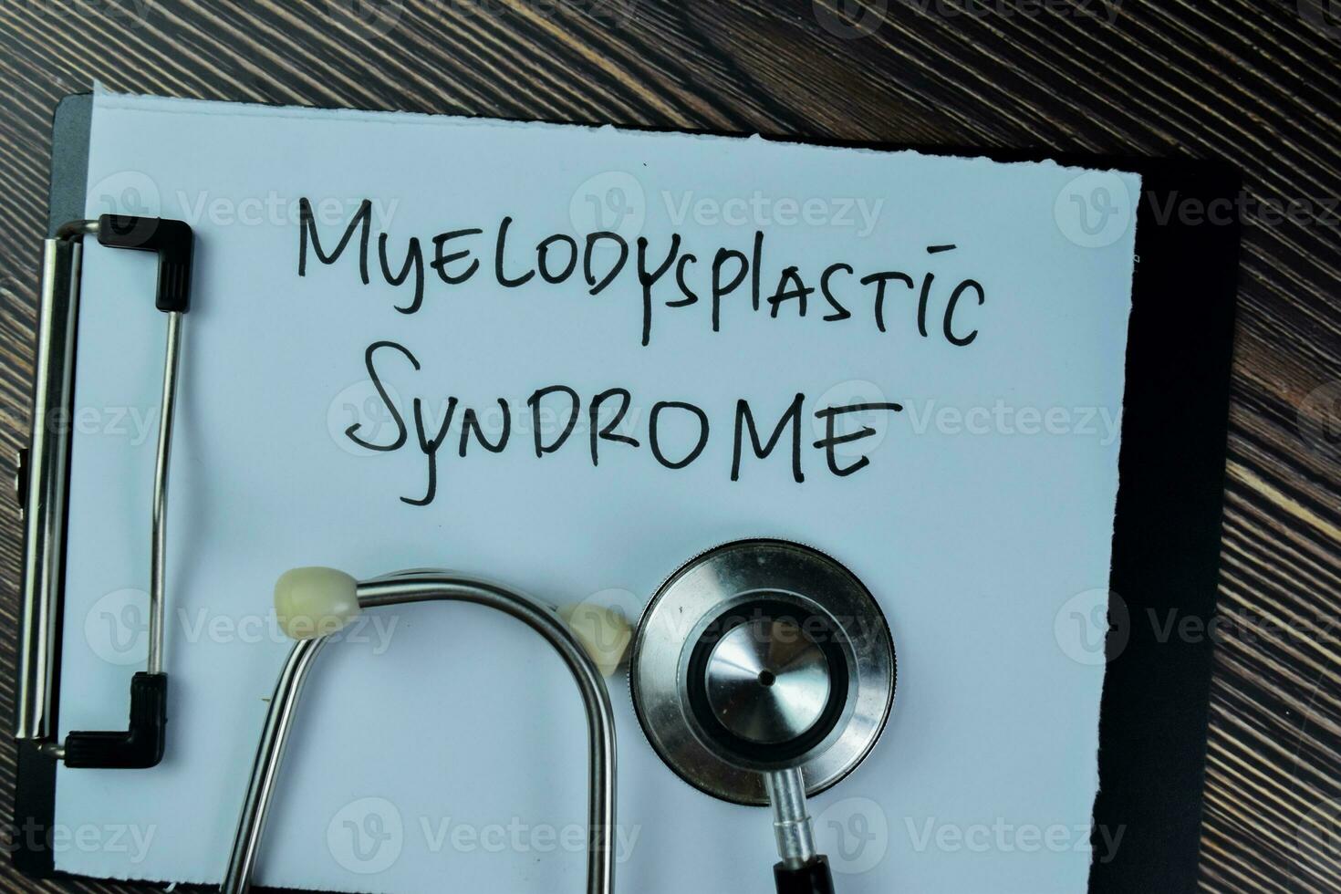 Konzept von meylodysplastisch Syndrom schreiben auf Papierkram mit Stethoskop isoliert auf hölzern Tisch. foto