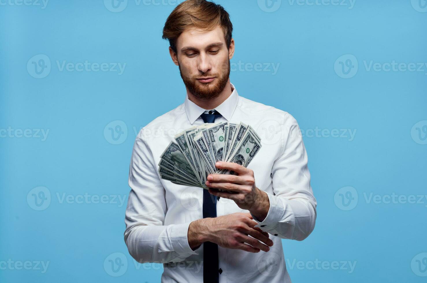 heiter Mann mit Geld Reichtum Exekutive Finanzen foto