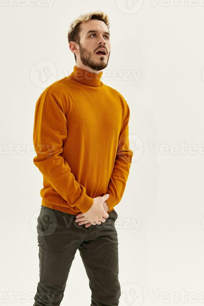 gut aussehend Mann im Sweatshirt modern Stil Herren Kleidung foto